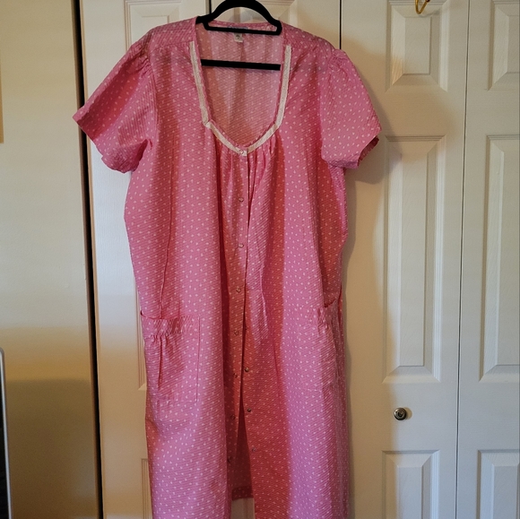 Robe - Picture 1 of 4